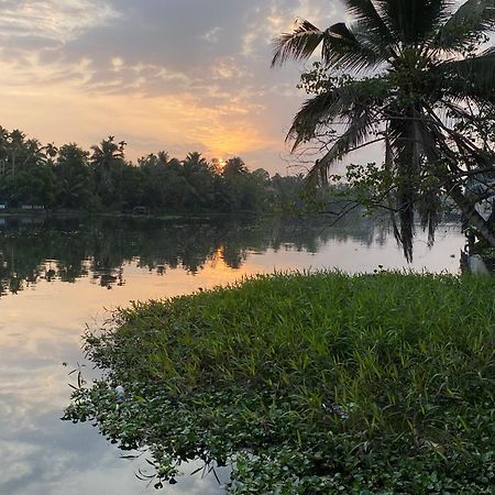 Bed and Breakfast Sunsets And Palm Trees Alappuzha Zewnętrze zdjęcie